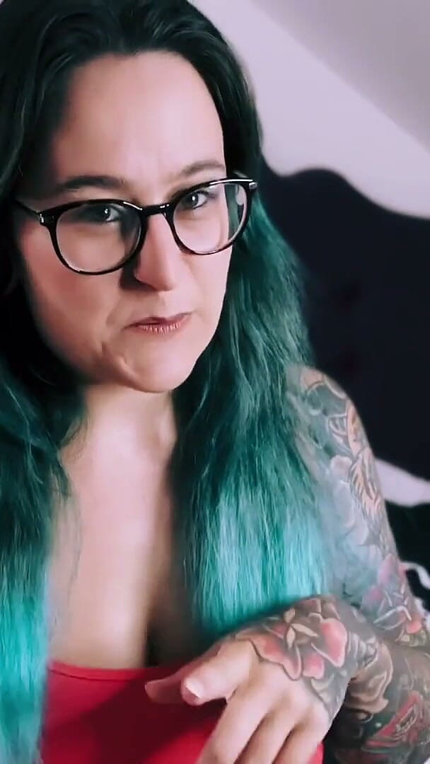 ElizabethsLingerie: Hairy Curvy Alt Model Trys on Lingerie
