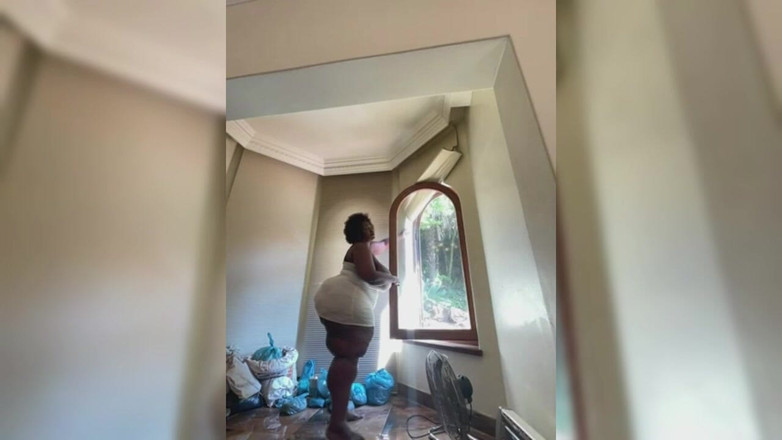 Legendary Booty Overdose: Tante super semok lagi asik masturbasi sambil bugil