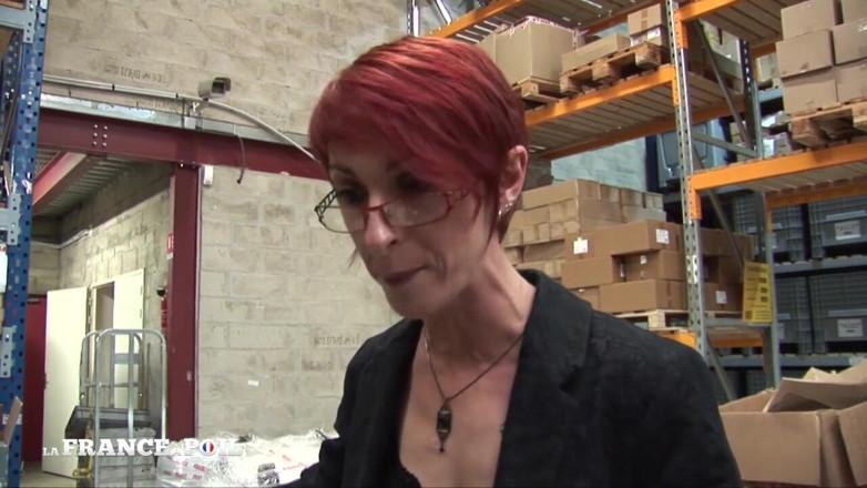 Girls Bang: 직원에게 따먹히는 섹시한 짧은 머리 빨간 머리 애널