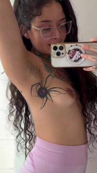 Fată tatuată cu o limbă divizată îi miroase axilele păroase după antrenament