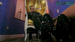 Strict Senz: Monika Schmidt Yemek Ezme Tükürme Botlara Tapınma Sözlü Aşağılama