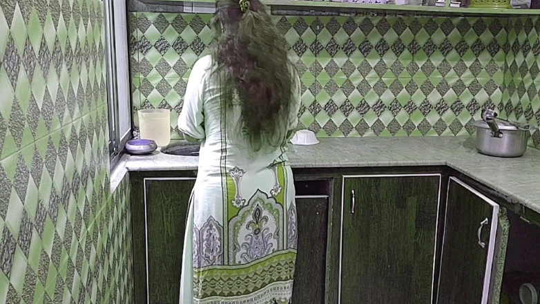 Pakistani CoupleX: Indian Desi ciocia Kuchnia Mai Kam Kr Rahi Thi Pati...