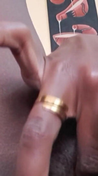Ebony Extrémní detailní masturbace prstem šukání