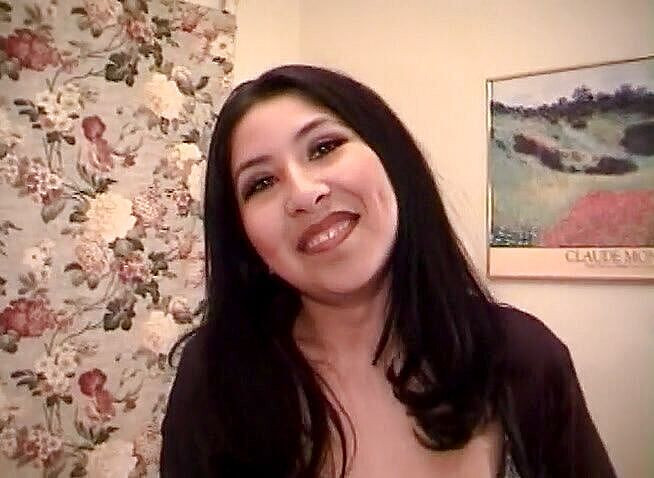 IntAsian: Brünette frau mit vibrator als dickem schwanz in ihrer muschi