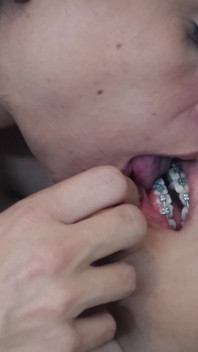 Baisers profondément avec une fille mince avec des bagues