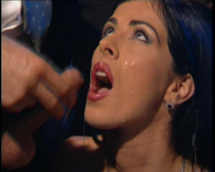 Wonderful Hot World X: पार्टी में उठाई गई साँवली हसीना अपने चेहरे पर वीर्य निकालते हुए बड़ा सख्त लंड चूसती है