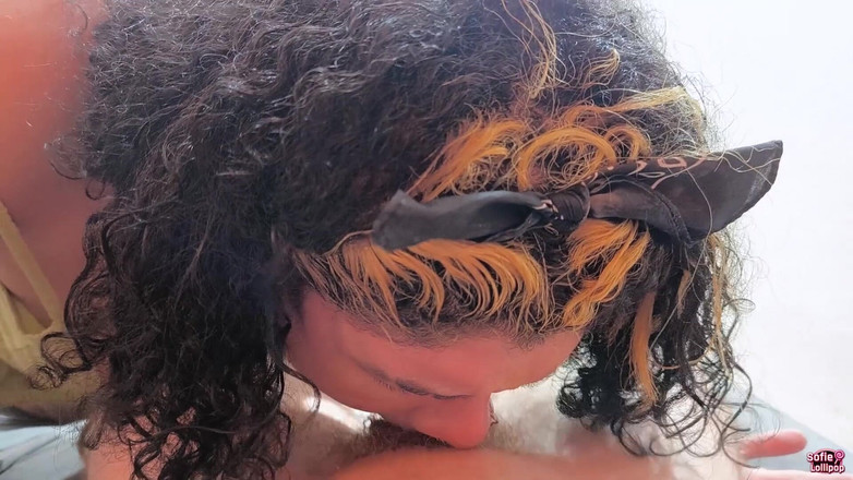 Sofie lollipop: 남자친구가 휴대폰을 보고 있을 때 나는 그에게 구강성교를 해줬고, 분위기가 뜨거워졌으며 결국 그는 내 엉덩이를 박았다