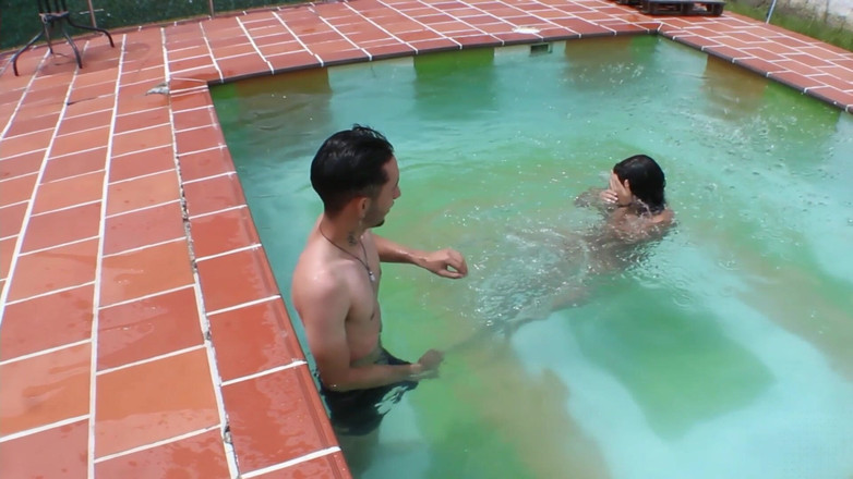 Vayolet: Überraschungsfick im pool mit dem nachbarn, als sie dachte, sie...