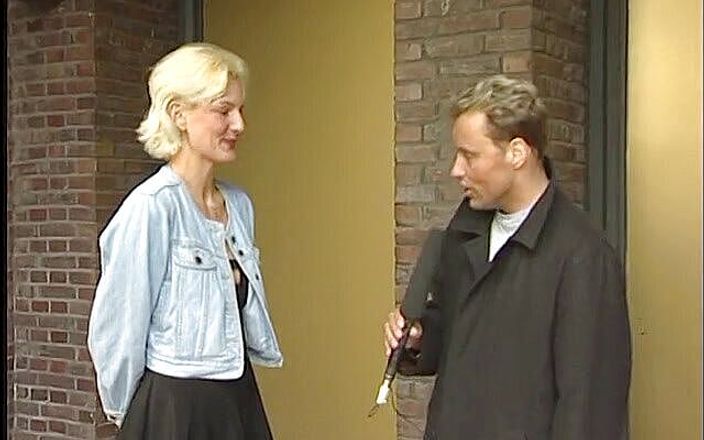 Lucky Cooch: Schönes blondes küken beim interview