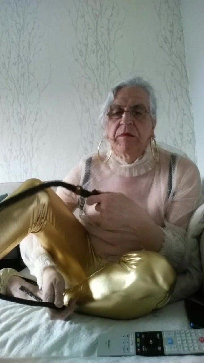 Carlatx: Sgualdrina in Leggings Con Frusta