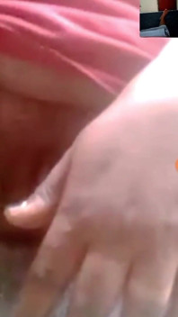 Une salope noire mariée infidèle se masturbe pendant un appel vidéo