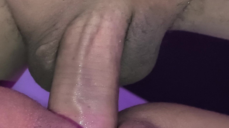 AngyAmazon: Mijn cuckold neukt me ruw in missionarishouding nadat zijn vriend...