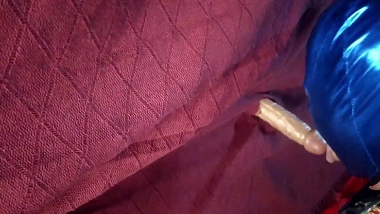 Sexsicouple: Ehefrau übt, drei schwänze im gloryhole zu lutschen