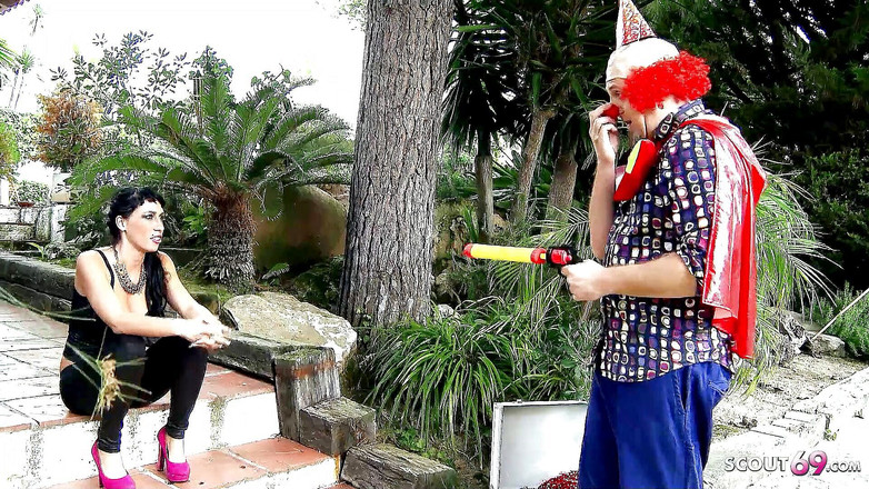 Full porn collection: जोकर पार्टी में कामुक रंडी milf(चोदने लायक मम्मी) suhaila की गांड चोदता है और उसे वीर्य देता है