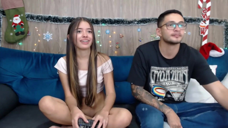 Teen amateur Latinas: Genç kız Noel şenliklerinde sikiliyor götüne boşalıyor