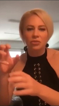 Livestream bareng cherie deville yang menampilkan cherie deville