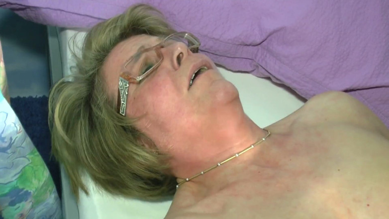 Mature Climax - 100% Mature Videos: Spex maduro con tetas pequeñas obtiene semen en boca