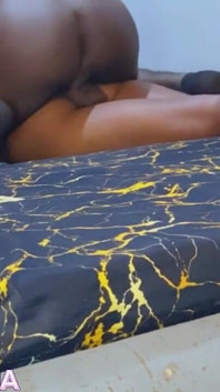 Zlato nevlastní bratr se vplížil do mého pokoje, aby ošukal moji drobnou malou kundičku, nevěřil, že 18letá teenagerka může vzít velké černé péro