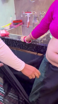 O mamă sexy indiană a fost futută de un băiat vecin