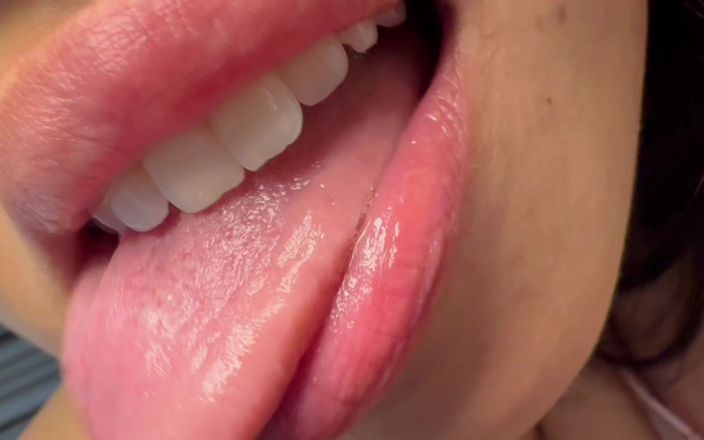 Asmr_mouth: Vieni in cima a me e annusa il mio respiro