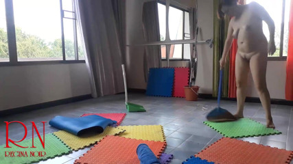 Regina Noir: Mucama nudista limpia la habitación de yoga