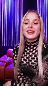 Kurviges mädchen crystal white in rosa netzkörper bei echtem alt und jung gangbang