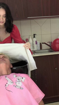 Sexy kadeřnice Victoria June svádí a stříká do pusy Lucky