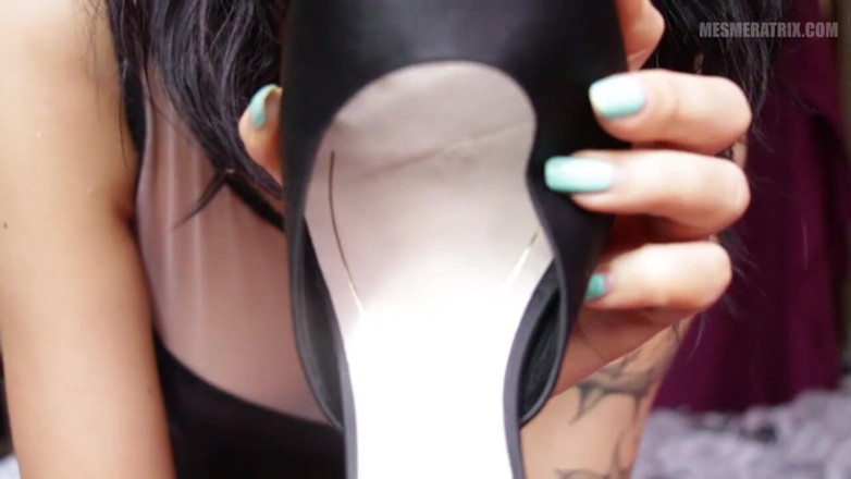 Lady Mesmeratrix Official: Lick my shoes