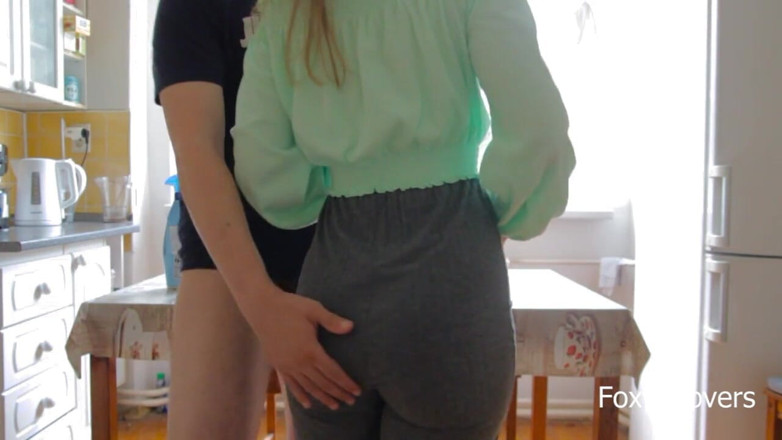 Foxy_Lovers: Tvrdě šukám svou spolubydlící na kuchyňském stole a ona má dvakrát...