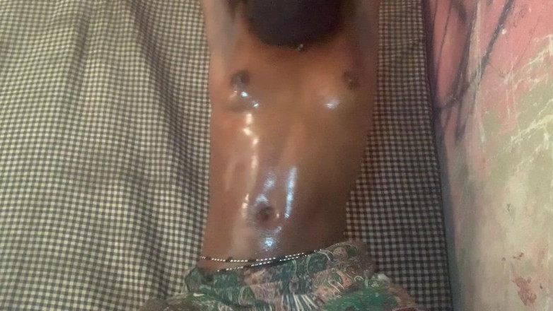 BrownGurl234: Calda piccola teen blackgurl234 stuzzica la telecamera con la sua...