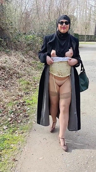 La mia ragazza musulmana mostra la sua figa fuori nel parco.