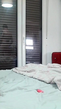 Tek başına oynuyor, dildoyla, yüz ve domaltarak sikişiyor, yüksek sesle fışkırtarak inliyor