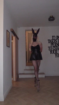 Tiffany Kitten, salope CD sexy en lingerie sexy, baise son cul de chatte mouillée avec un gode et un gode grosse bite noire