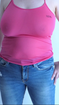 Tante semok dengan memek berbulu alami yang aduhai