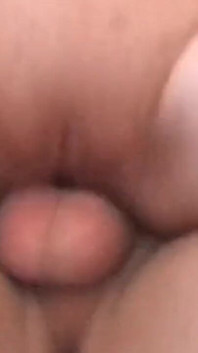 Una rubia chupa la polla y es follada por un verdadero semental