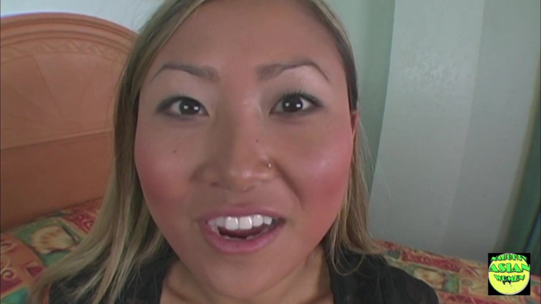 Naughty Asian Women: Un ragazzo in una posizione alla pecorina perfora una magra...