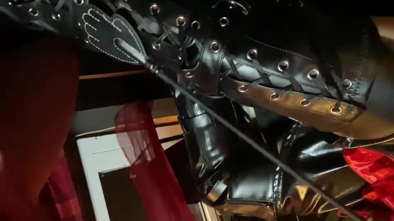 Queen_of_BDSM: Fute-mi cizmele până când bilele tale sunt goale!