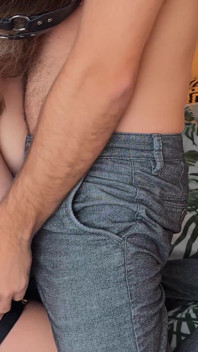 Eu lambo as bolas do meu marido, ele brinca com meus peitos, porra no rosto