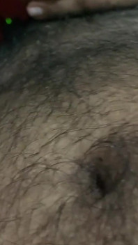 Mi Kukku chupando y dedeándose el coño - video hecho por yerno