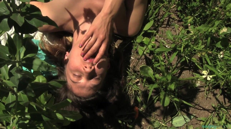 Nikki Silver's Naughty Natural: Diversión en el jardín