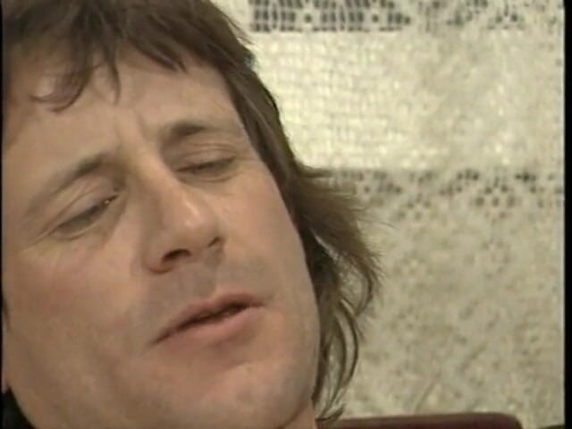 Hot and Wet: 흑인 스타킹을 입은 밀프가 다리를 벌려 안에 즐거움을 선사합니다.