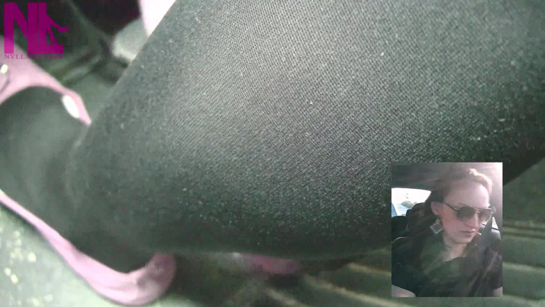 Nyllady: 穿着黑色厚尼龙袜和粉红色平底裤驾驶