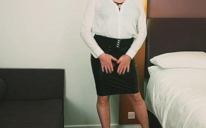 Mistress Jodie May: Secretaria sexy se burla de jefe