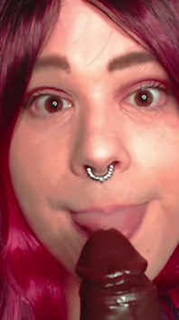 La sissy Mykella succhia, accarezza e mangia il proprio sperma
