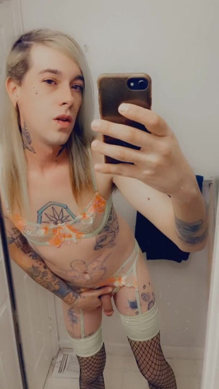 CarmenMelatonin: Sexy Bikini Babe wants to suck you off