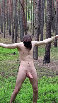 Il ragazzo cattivo viene punito con ortica nel mezzo di una foresta!