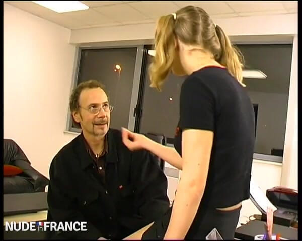 La France a Poil: 一个法国老师操他的一个外国学生。
