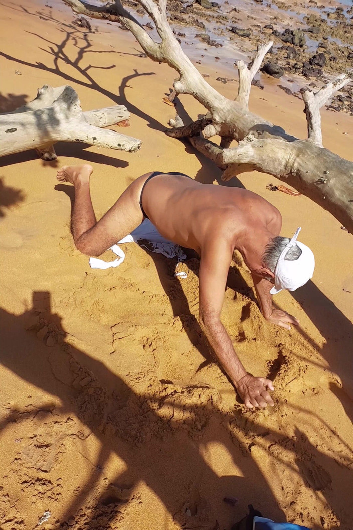 Ladysilvas: Ladysilva sulla spiaggia in mutandine con il suo culo caldo