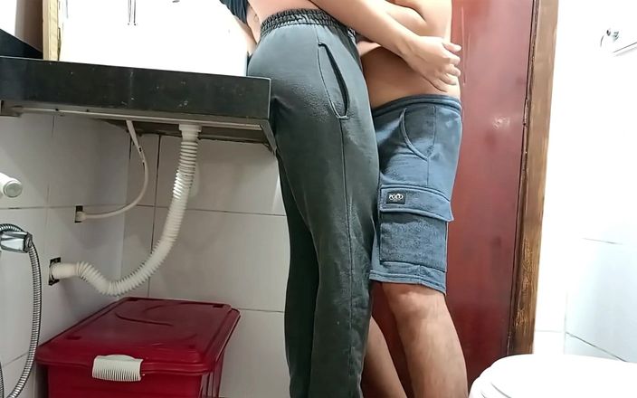Gabi SweetCouplesStories: La cameriera viene catturata in bagno.