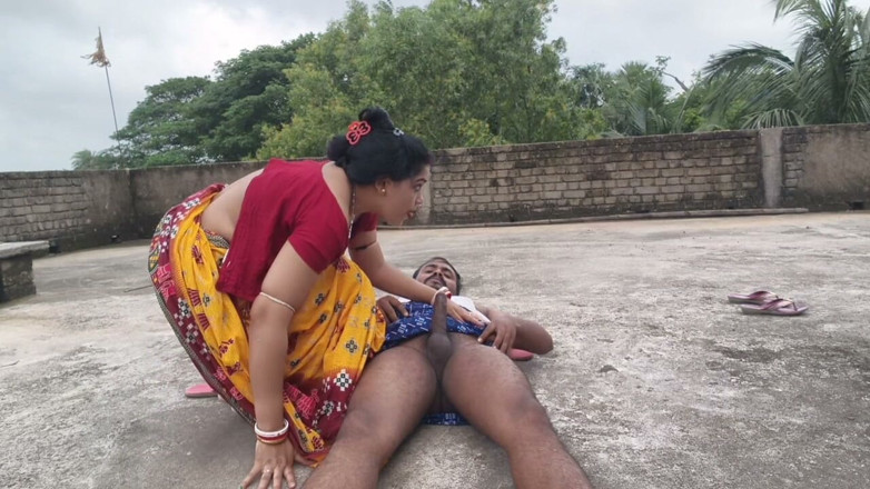 Sona bhabhi: Uma bela indiana bengali bhabhi incrível sexo no telhado sobre
